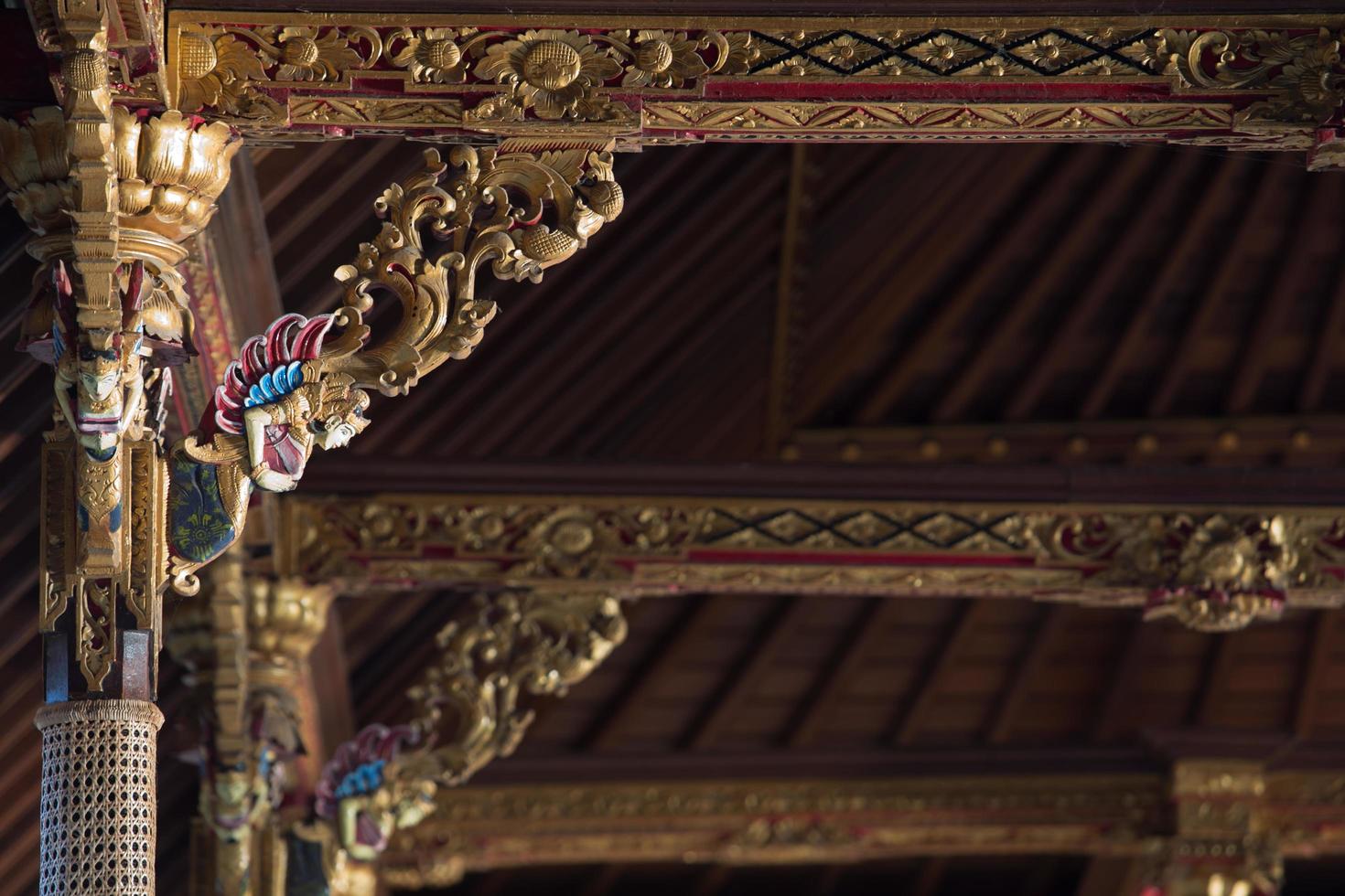 talla histórica en el templo del agua pura ulun danu bratan bali, indonesia foto