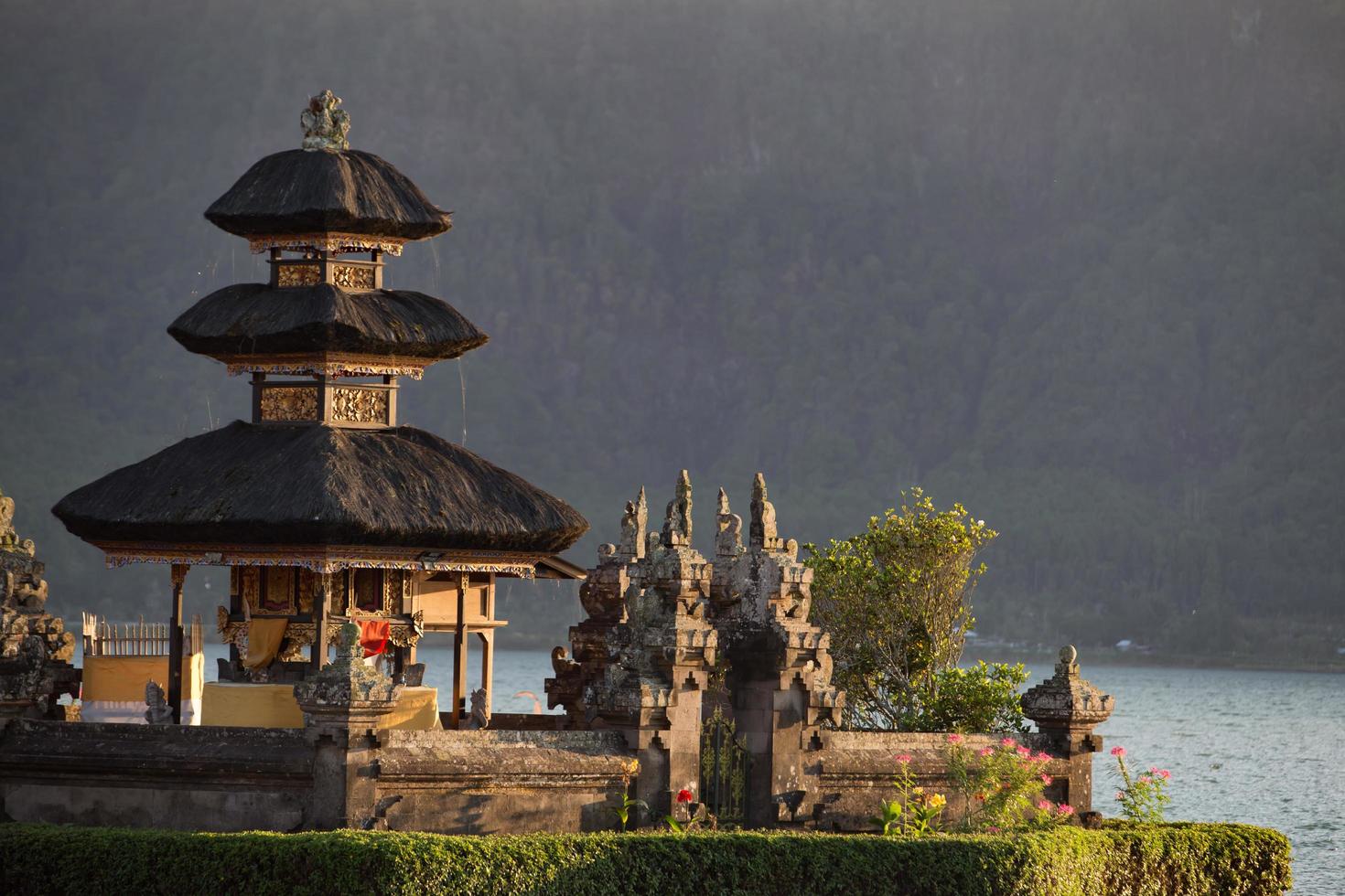 templo pura ulun danu en un lago beratan. bali foto