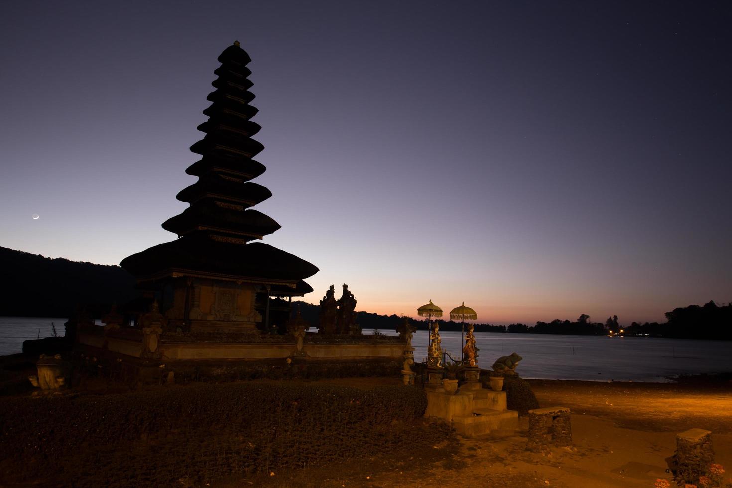Pura Ulun Danu temple silhouette photo