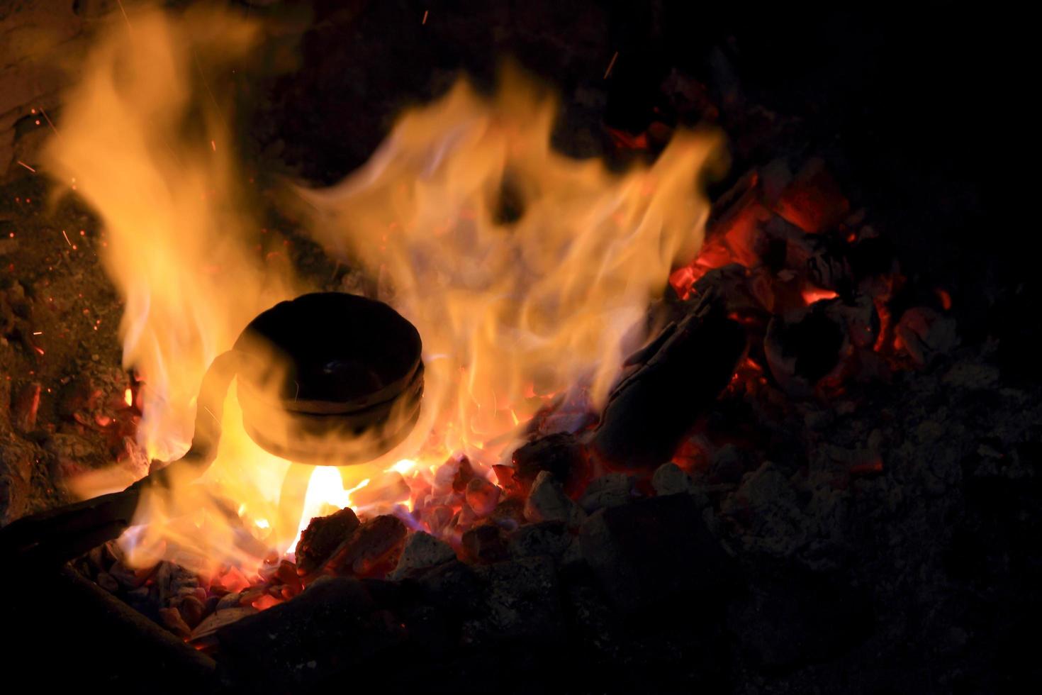 forjar fuego en herrería donde se fabrican herramientas de hierro foto