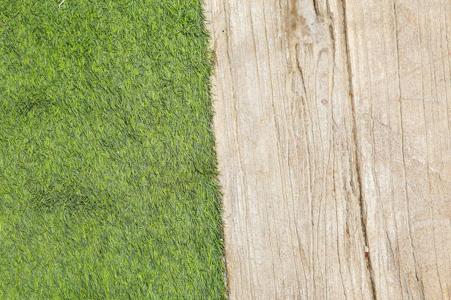 madera con fondo de hierba verde foto