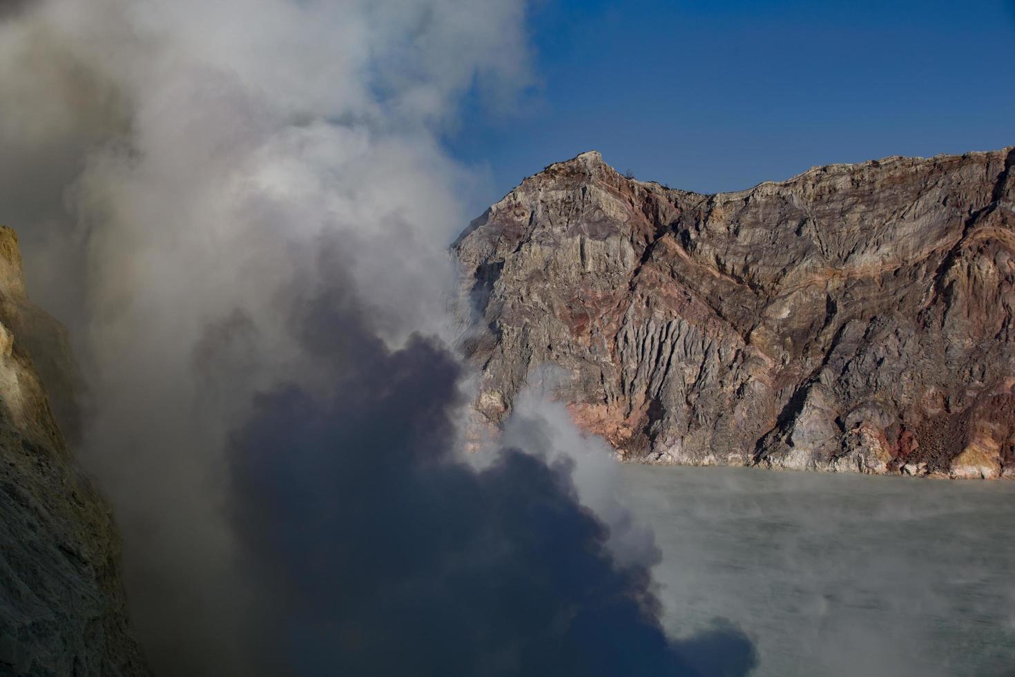 mina de azufre con trabajadores en kawah ijen, java, indonesia foto