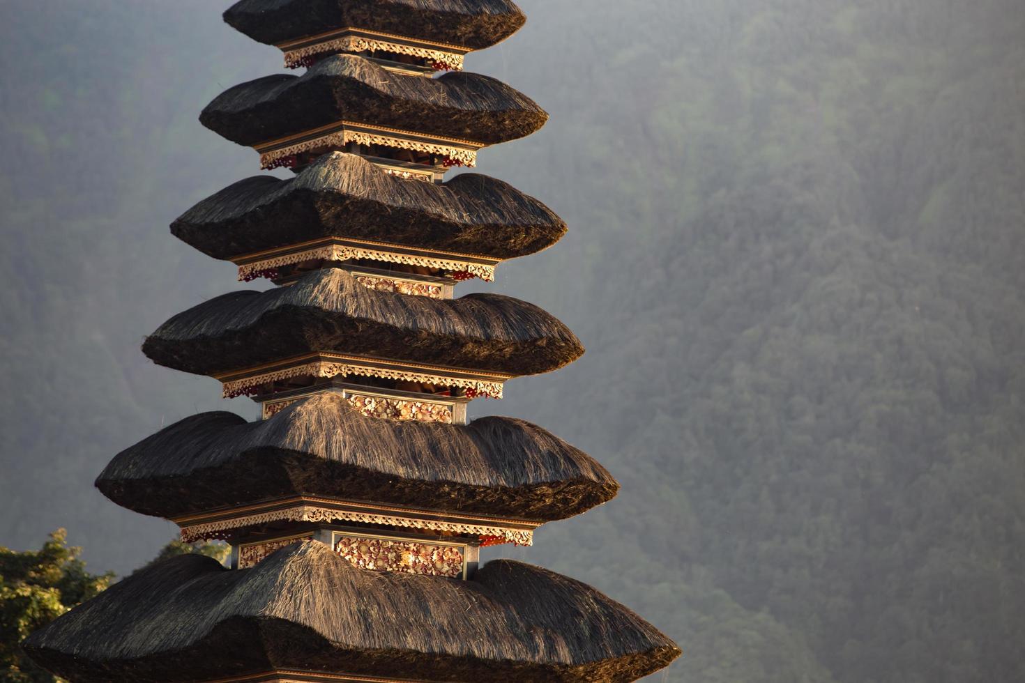 templo pura ulun danu en un lago beratan. bali foto