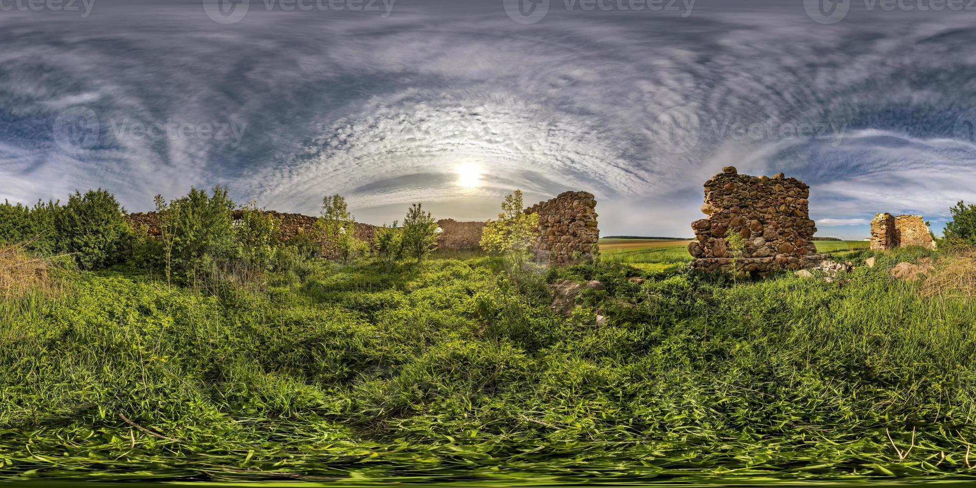 vista de ángulo de 360 grados de hdri sin fisuras esférica completa cerca de las paredes del edificio abandonado de la granja de piedra en ruinas con nubes nocturnas en proyección equirectangular, vr ar contenido de realidad virtual. foto