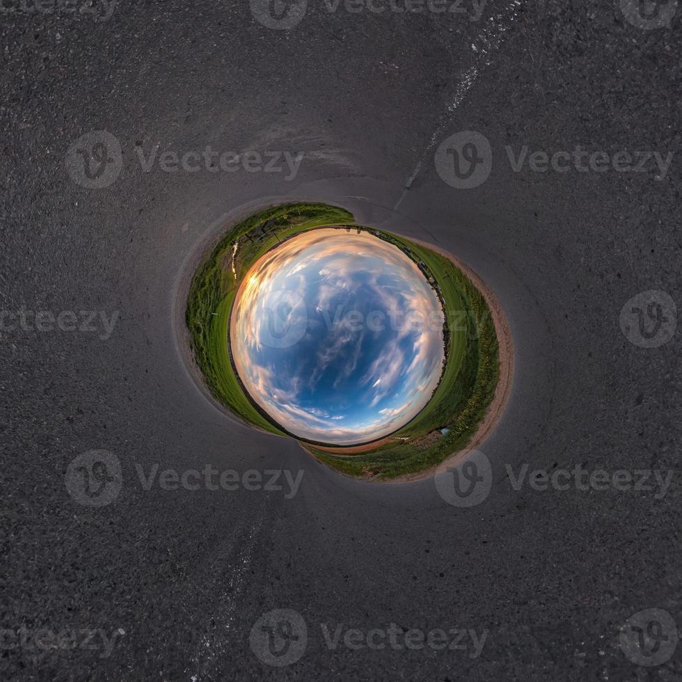 pequeño planeta transformación de panorama esférico 360 grados. vista aérea abstracta esférica en el campo con impresionantes nubes hermosas. curvatura del espacio. foto