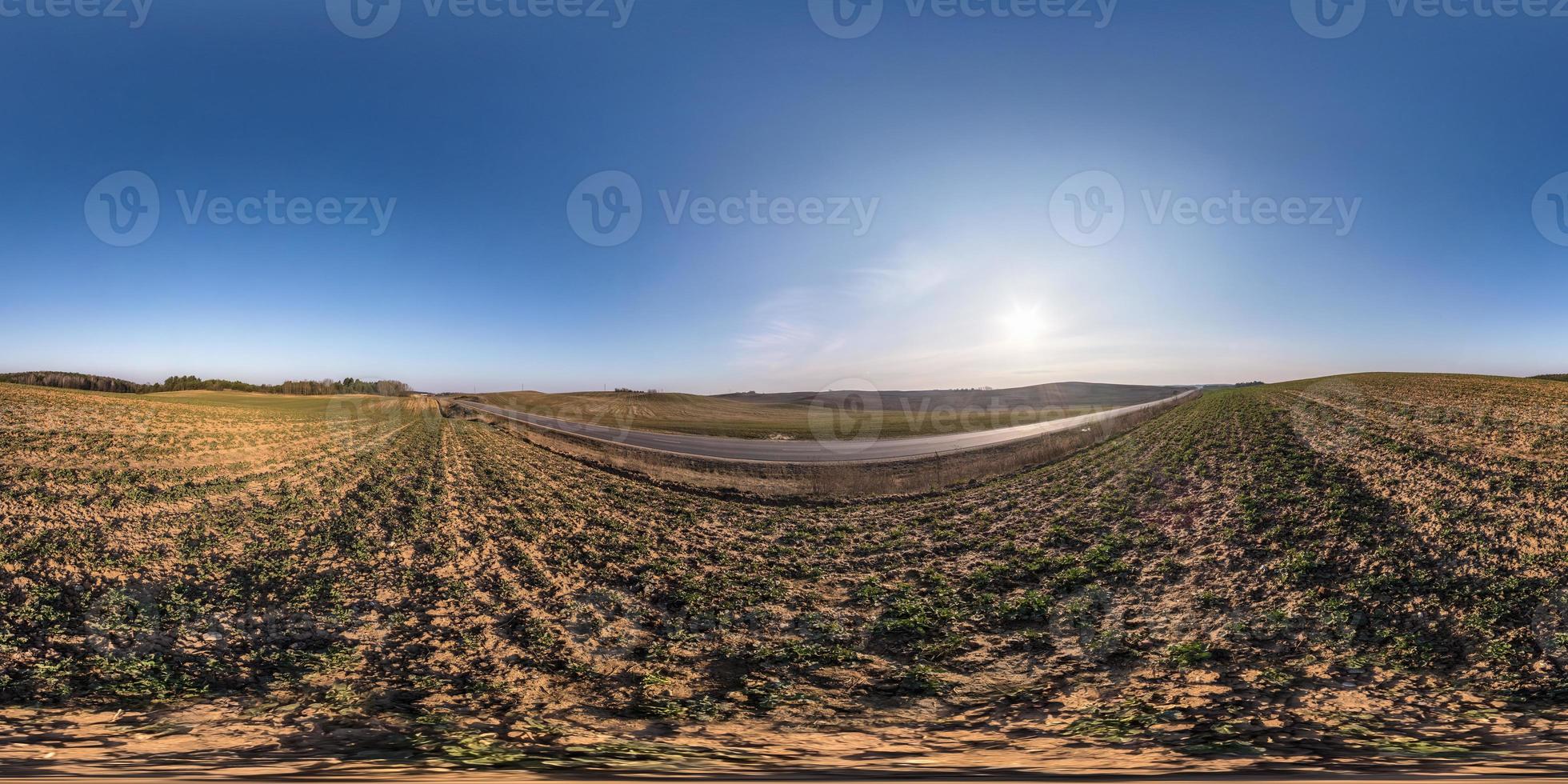 vista de ángulo de 360 grados de panorama hdri esférico completo sin costuras entre campos en la noche de primavera con nubes impresionantes en proyección equirectangular, listo para contenido de realidad virtual vr foto