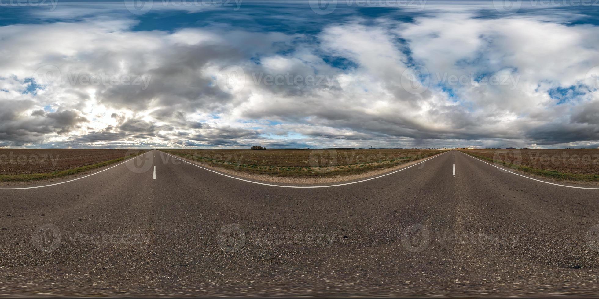 panorama hdri esférico completo sin costuras vista en ángulo de 360 grados en carretera asfaltada entre campos en el día de otoño con hermosas nubes en proyección equirectangular, listo para contenido de realidad virtual vr ar foto