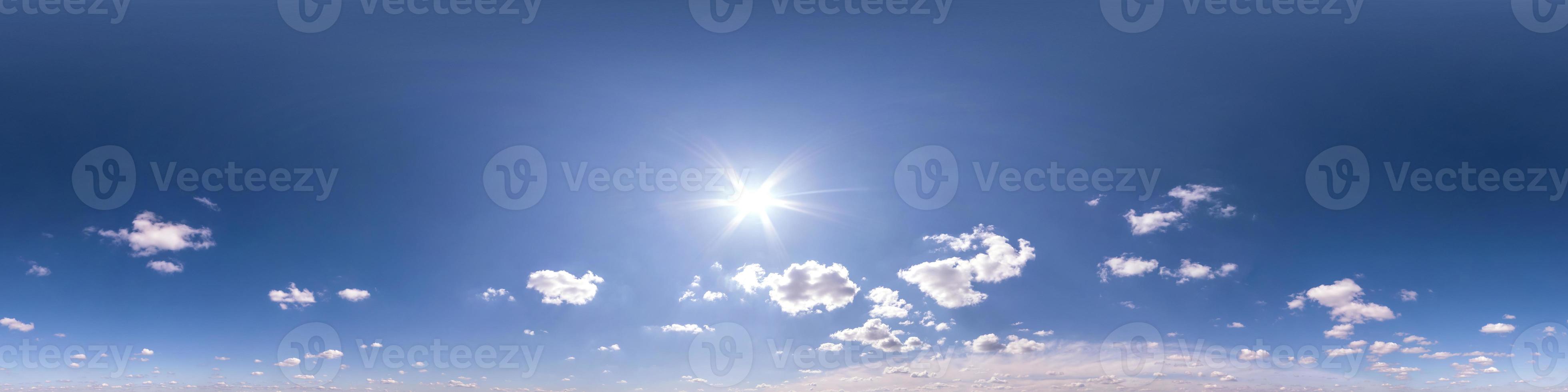 cielo azul claro con nubes blancas sin suelo. vista de ángulo de 360 grados panorámica hdri perfecta para usar en gráficos 3d o desarrollo de juegos como cúpula del cielo o editar toma de drones foto