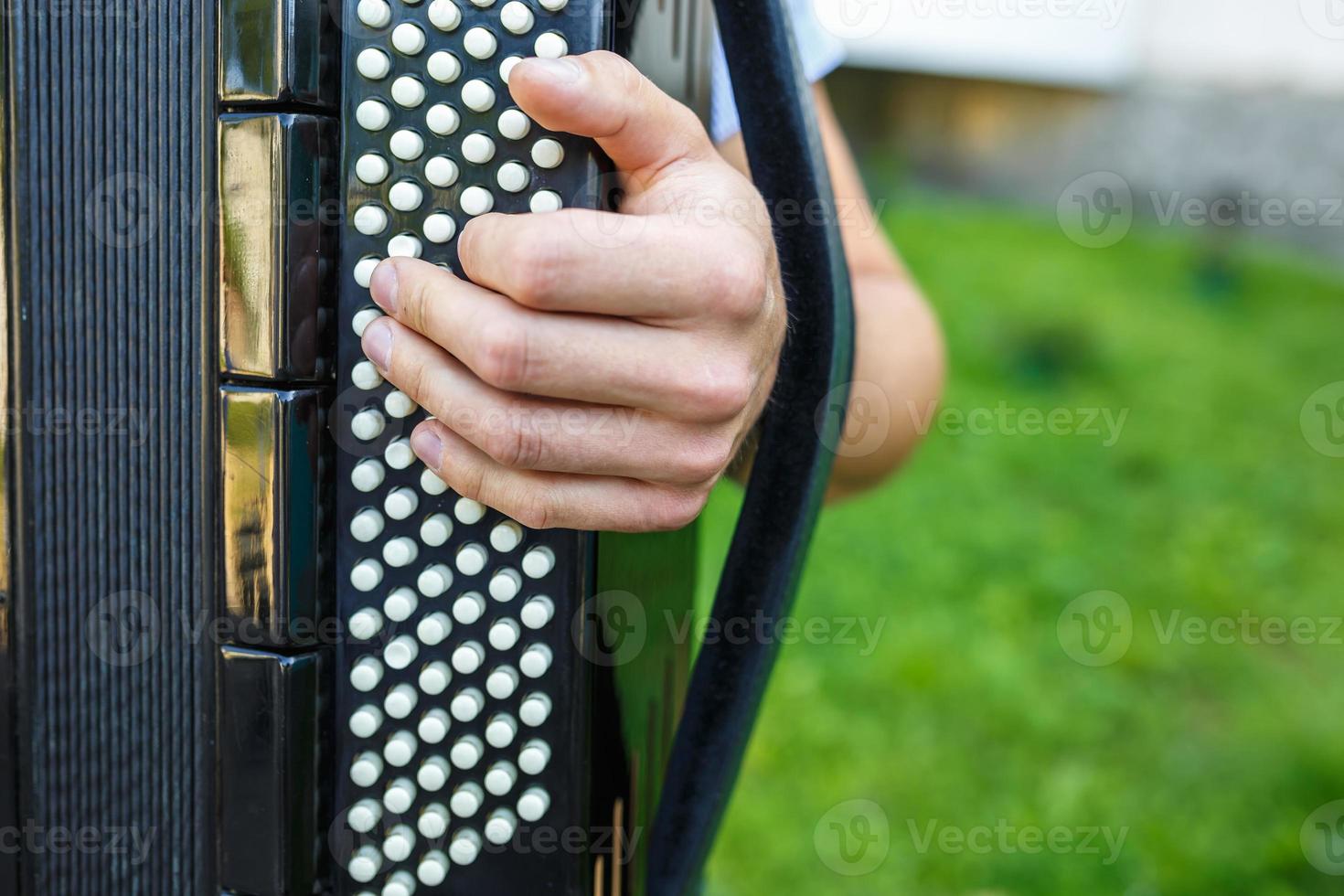 músico callejero tocando el acordeón foto