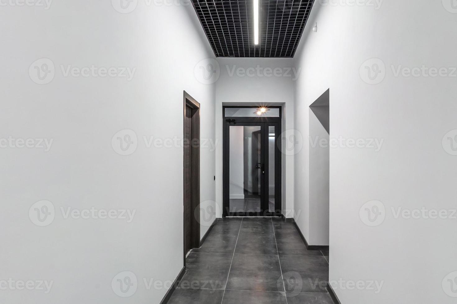 corredor blanco vacío para oficina de habitación en el interior de apartamentos modernos, oficina o clínica foto