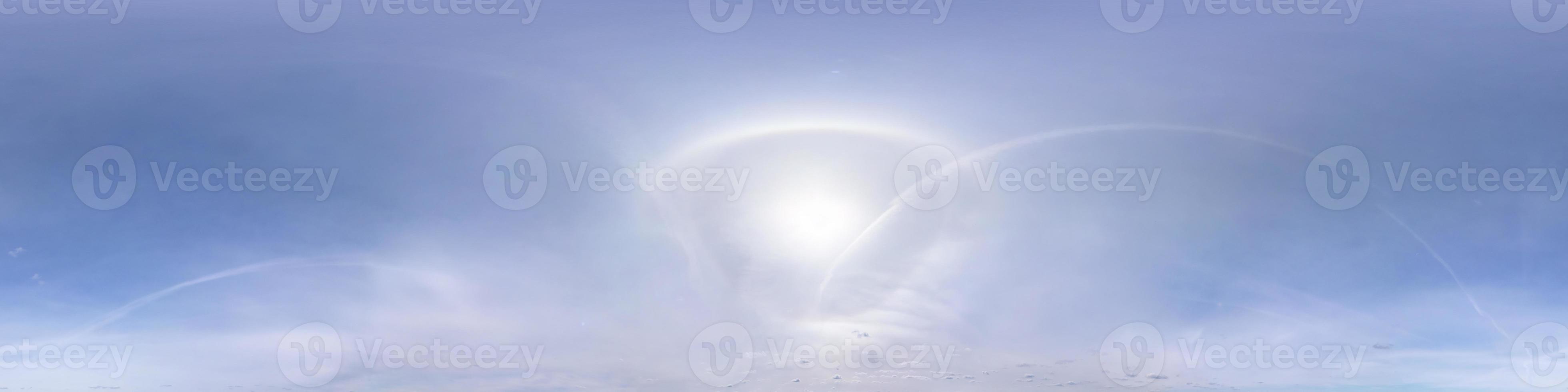cielo azul claro con sol de halo. vista de ángulo de 360 grados de hdri sin costuras con cenit para usar en gráficos 3d o desarrollo de juegos como cúpula del cielo o editar toma de drones foto