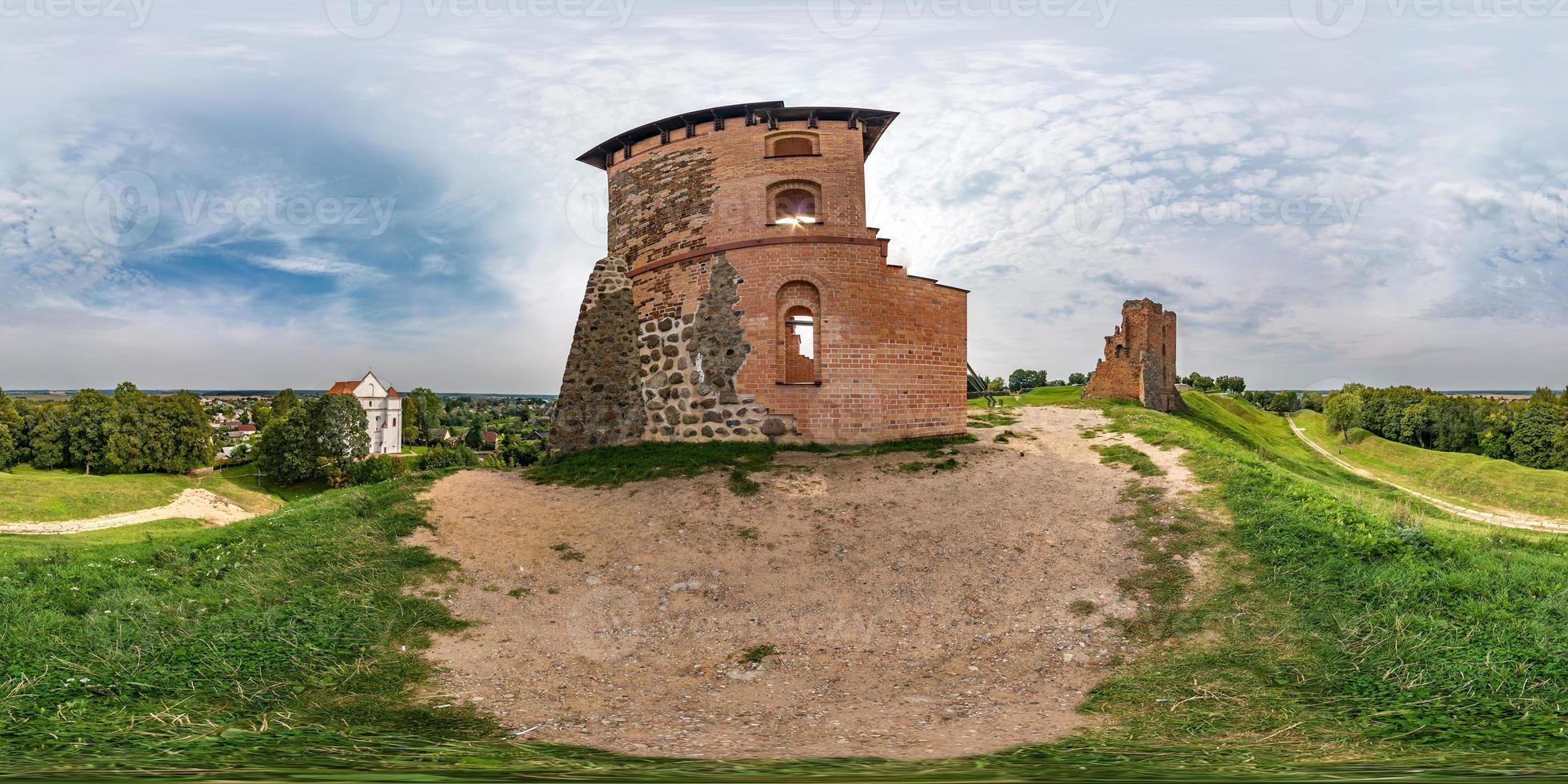 panorama hdri esférico transparente vista de 360 grados en pendiente alta cerca de la pared del castillo en ruinas del gran ducado de lituaniain con vistas al pueblo desde la proyección equirectangular de la montaña, para contenido vr foto