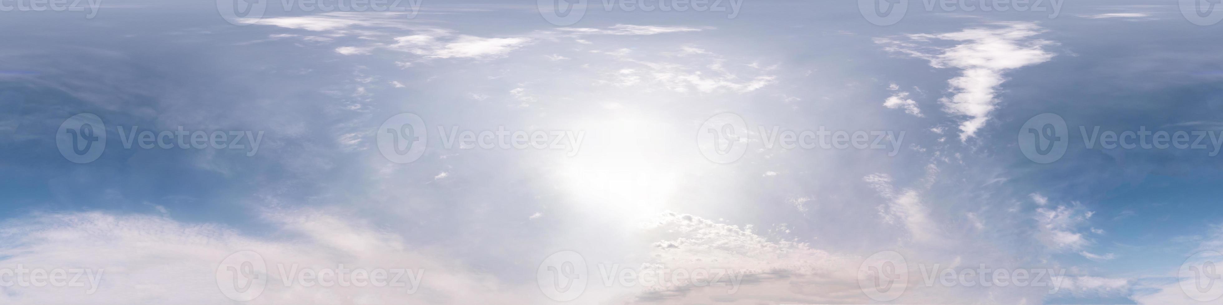 cielo azul nublado transparente hdri panorama 360 grados ángulo de visión con cenit y hermosas nubes para usar en gráficos 3d como cúpula del cielo o editar toma de drones foto