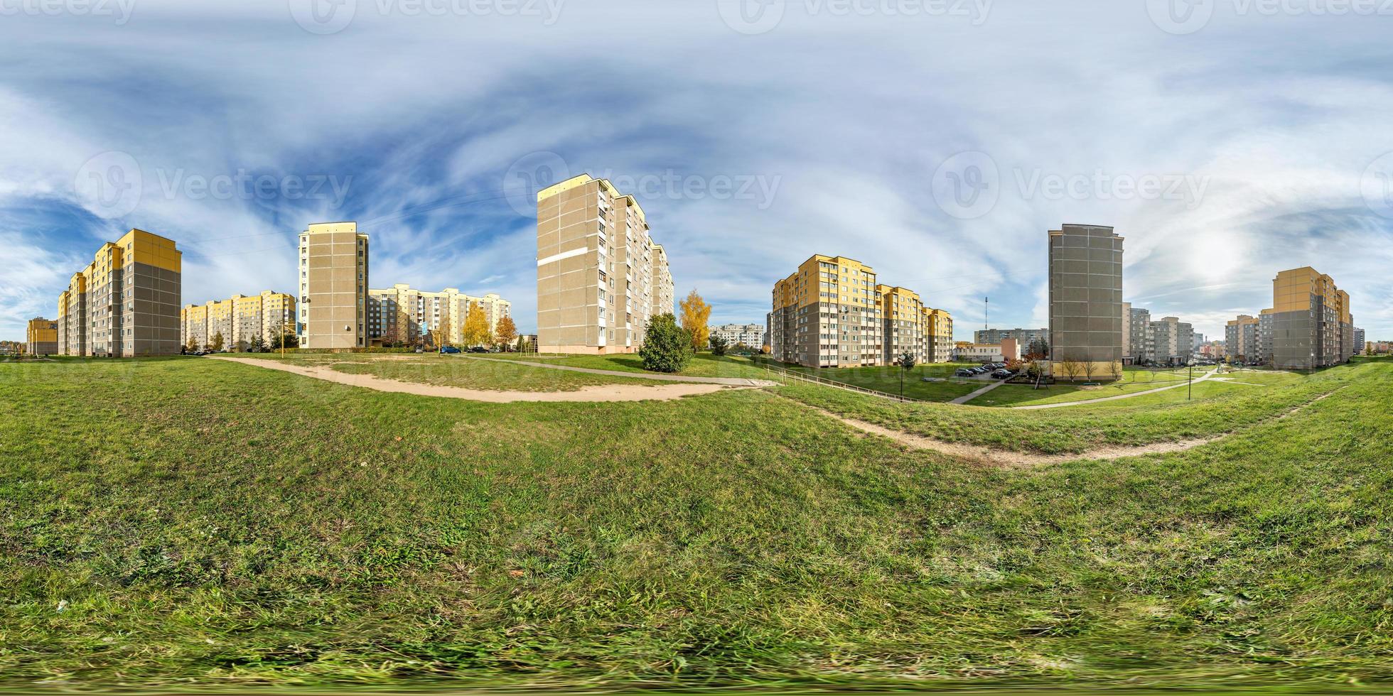 panorama hdri esférico completo sin costuras 360 grados ángulo de visión de la luz en las ventanas del área de construcción de varios pisos del barrio residencial de desarrollo urbano en proyección equirectangular, contenido ar vr foto