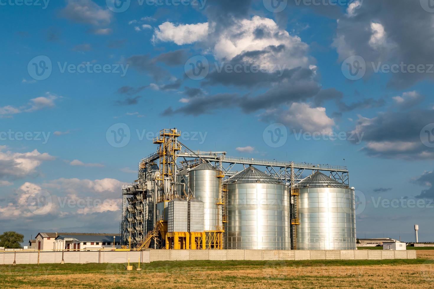 silos de plata en la planta de fabricación agrícola para el procesamiento, secado, limpieza y almacenamiento de productos agrícolas, harina, cereales y granos. elevador de granero foto