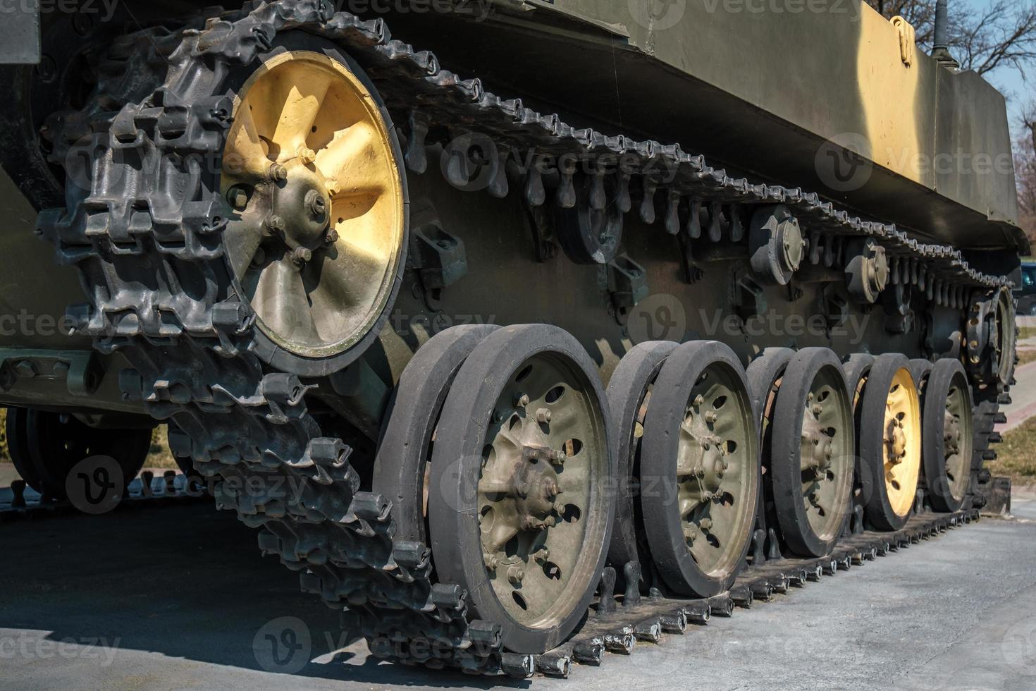 pistas y ruedas de tanques, vehículos blindados en la calle de color caqui verde foto