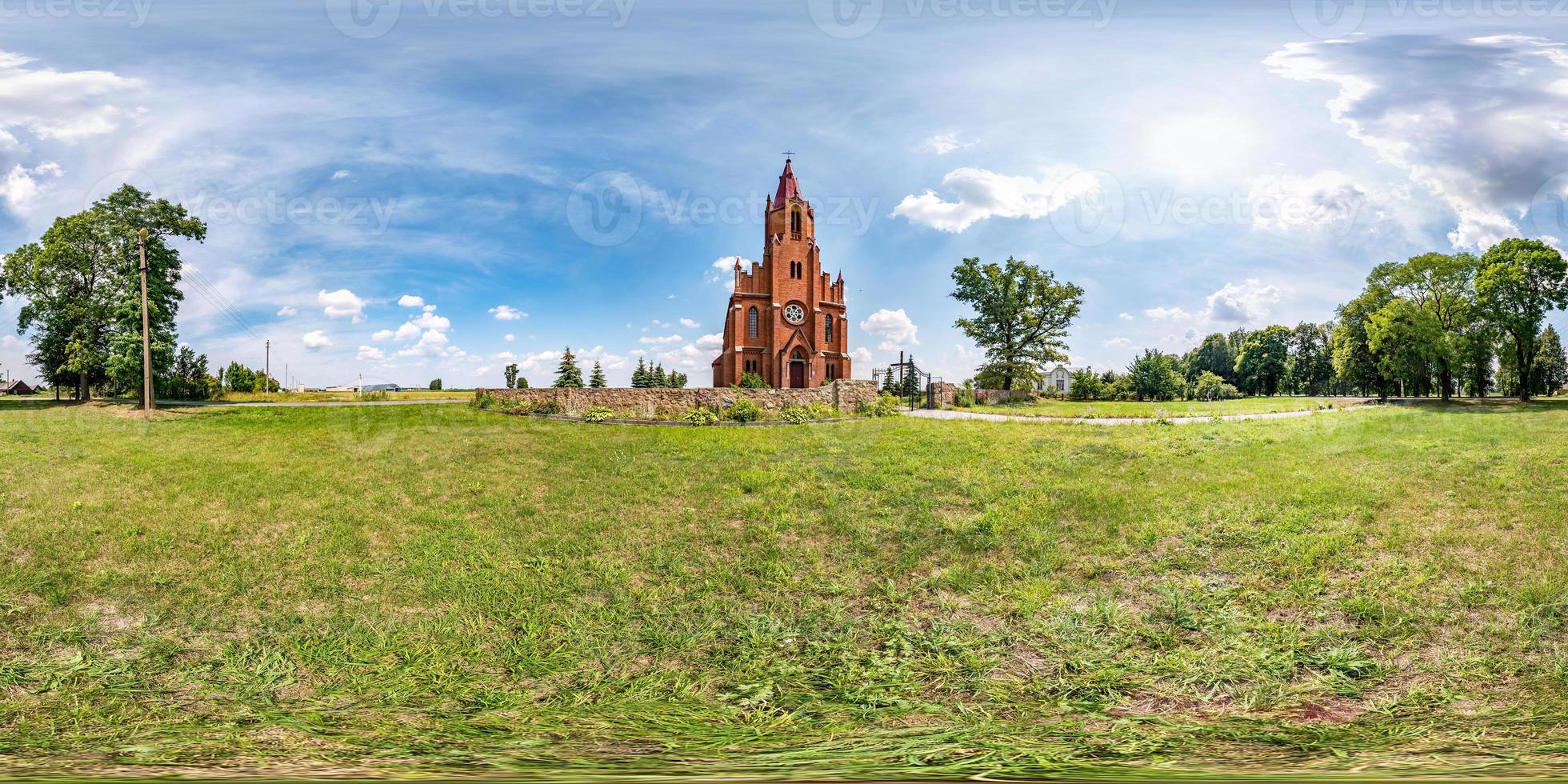 vista de ángulo de 360 grados de panorama hdri esférico completo sin fisuras cerca de la iglesia católica neogótica de la ascensión de maría en proyección equirectangular con cenit y nadir, contenido ar vr foto