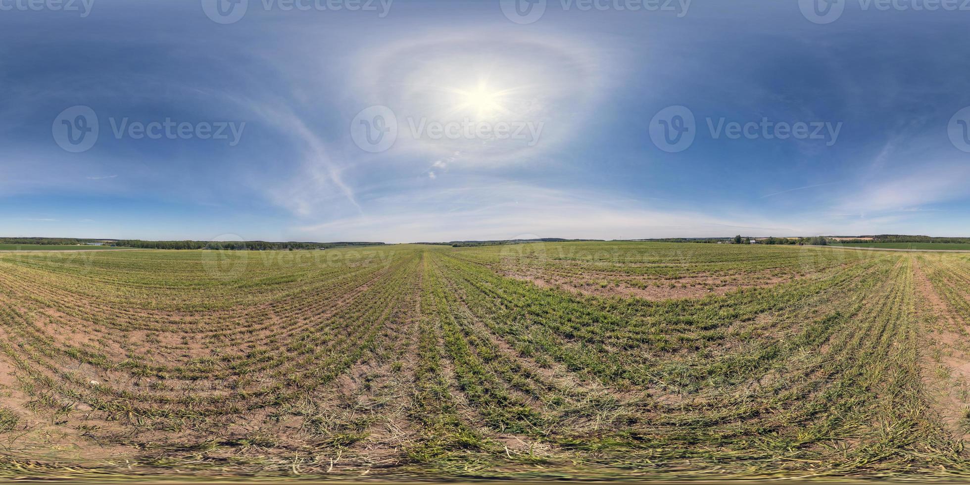 vista de ángulo de 360 grados de panorama hdri esférico completo sin costuras entre campos en el día de primavera con halo en cielo despejado en proyección equirectangular, listo para contenido de realidad virtual vr ar foto