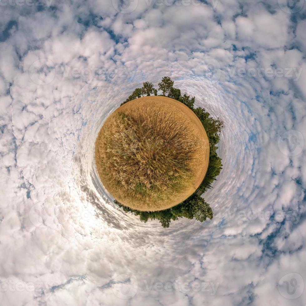 pequeño planeta transformación de panorama esférico 360 grados. vista aérea abstracta esférica en el campo en una agradable velada con impresionantes nubes hermosas. curvatura del espacio. foto