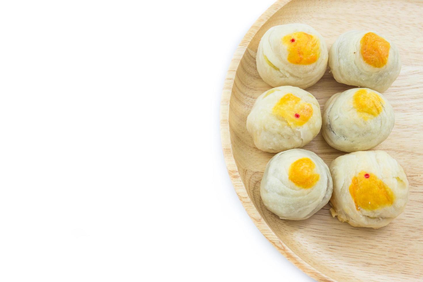 pastelería china frijol mungo o pastel de luna con yema de huevo en un plato de madera foto