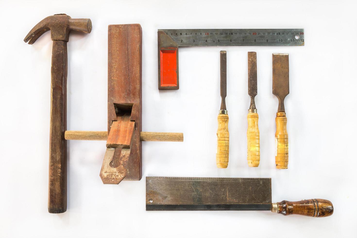 varias herramientas antiguas de artesano para madera sobre fondo blanco foto