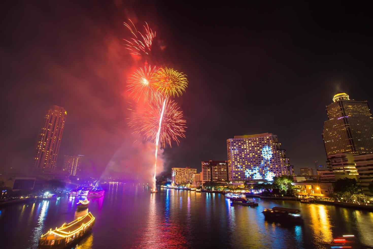 fuegos artificiales con humo en el río chao phraya en la fiesta de celebración de cuenta regresiva 2016 bangkok tailandia foto