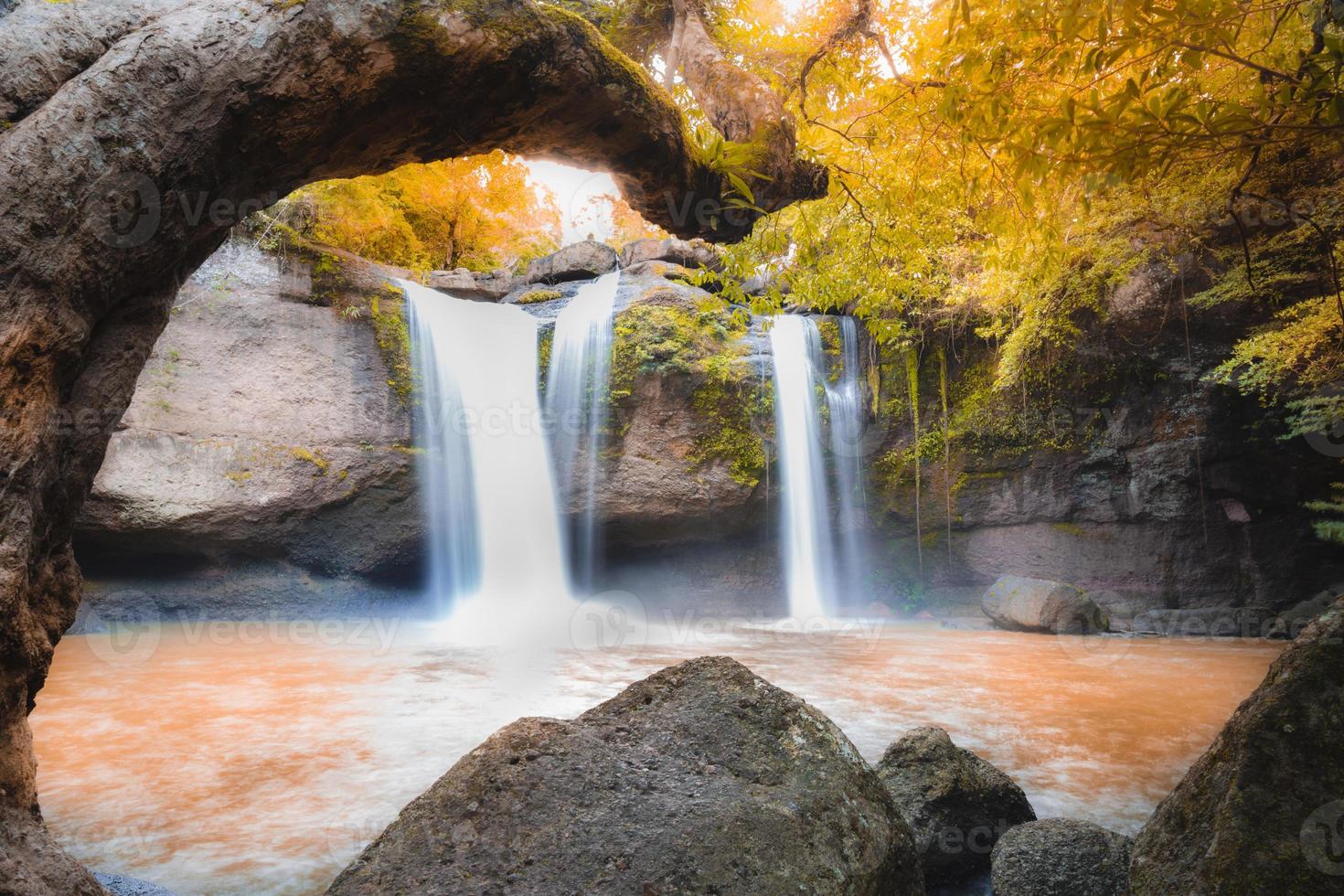 increíbles cascadas hermosas en el bosque profundo de otoño en la cascada haew suwat en el parque nacional khao yai, tailandia foto