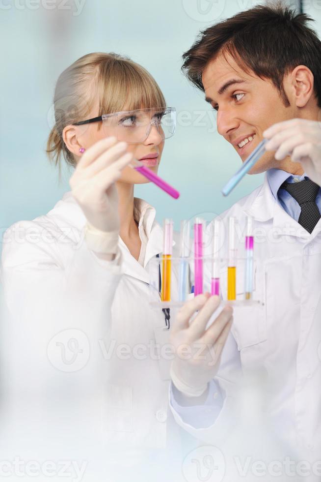 gente de ciencia en laboratorio brillante foto