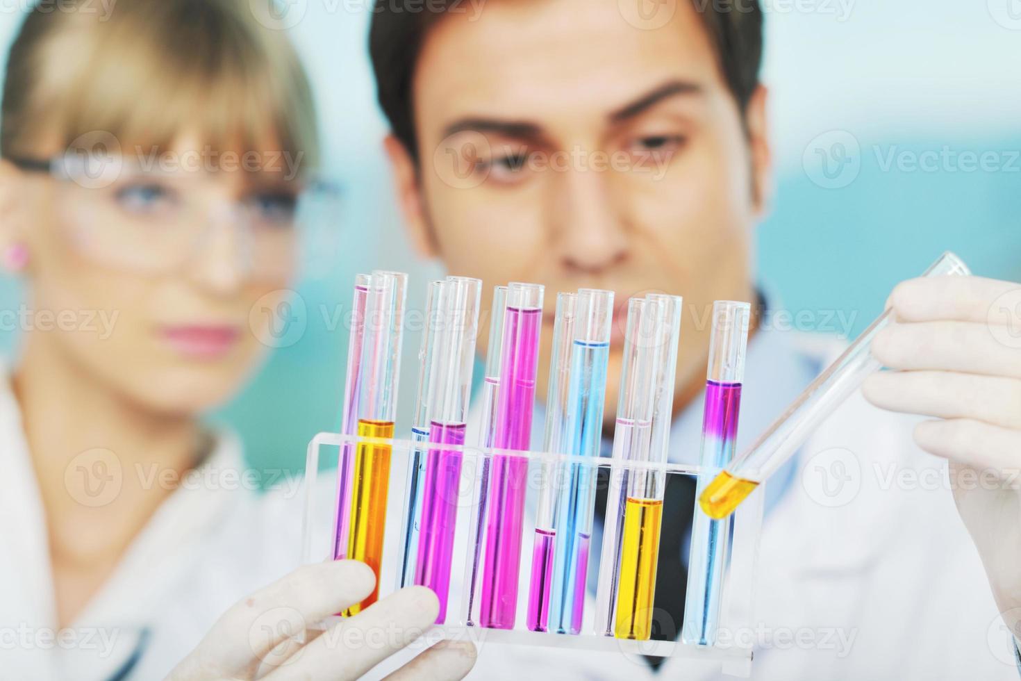 gente de ciencia en laboratorio brillante foto