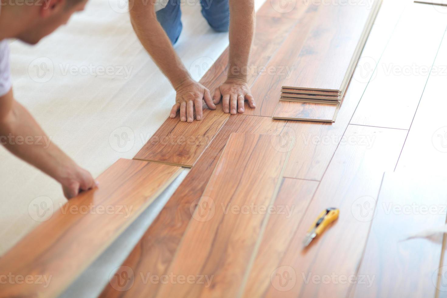 Installing laminate flooring photo