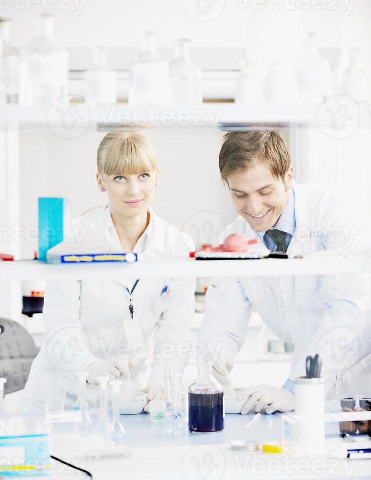 gente de ciencia en laboratorio brillante foto