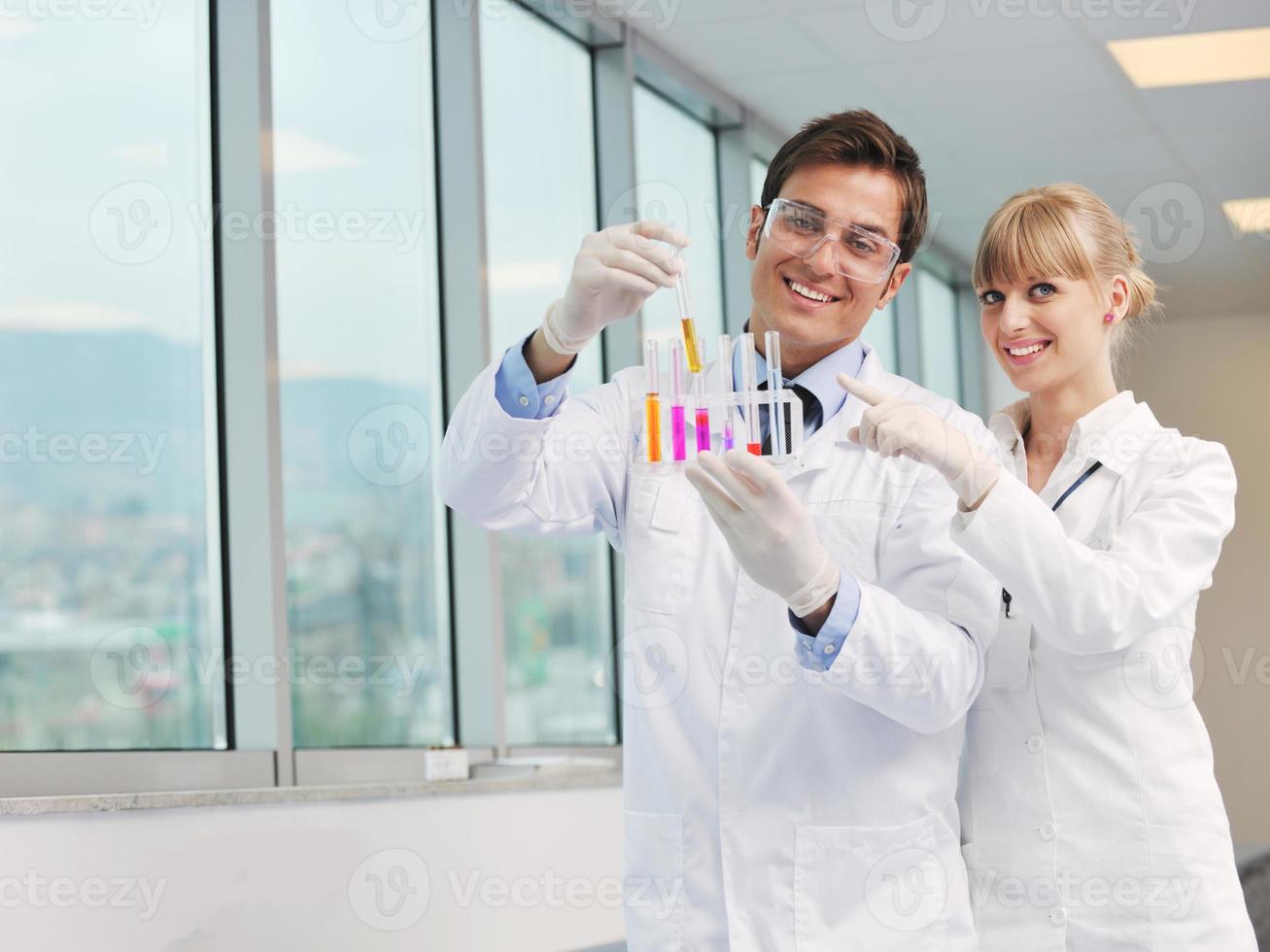 gente de ciencia en laboratorio brillante foto