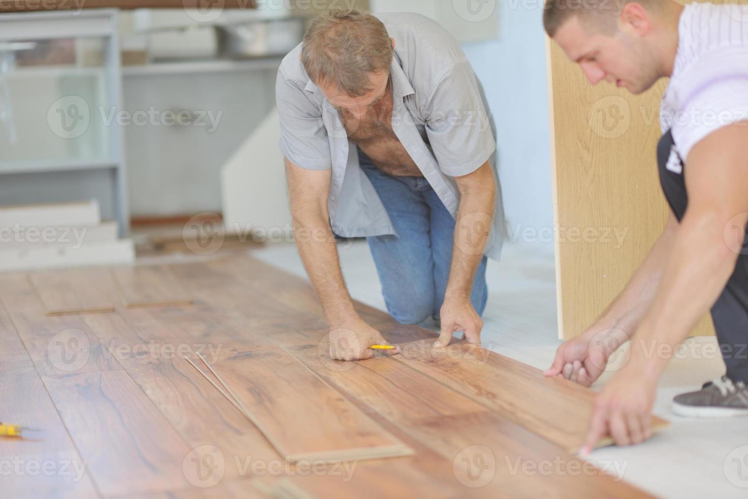 Installing laminate flooring photo