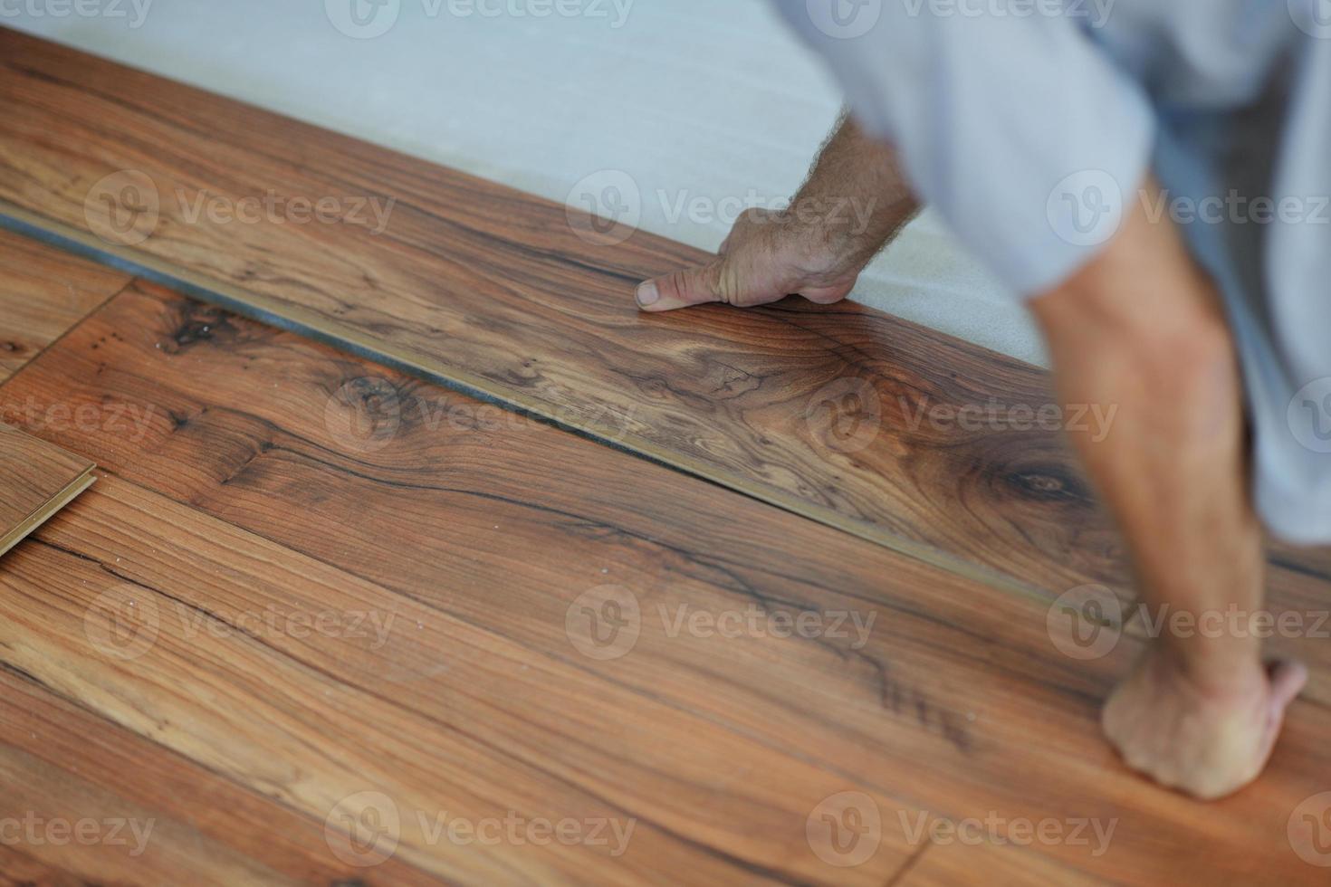 Installing laminate flooring photo