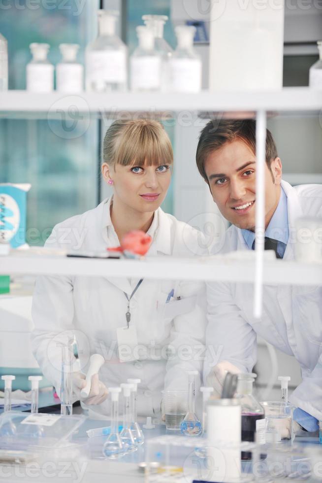 gente de ciencia en laboratorio brillante foto