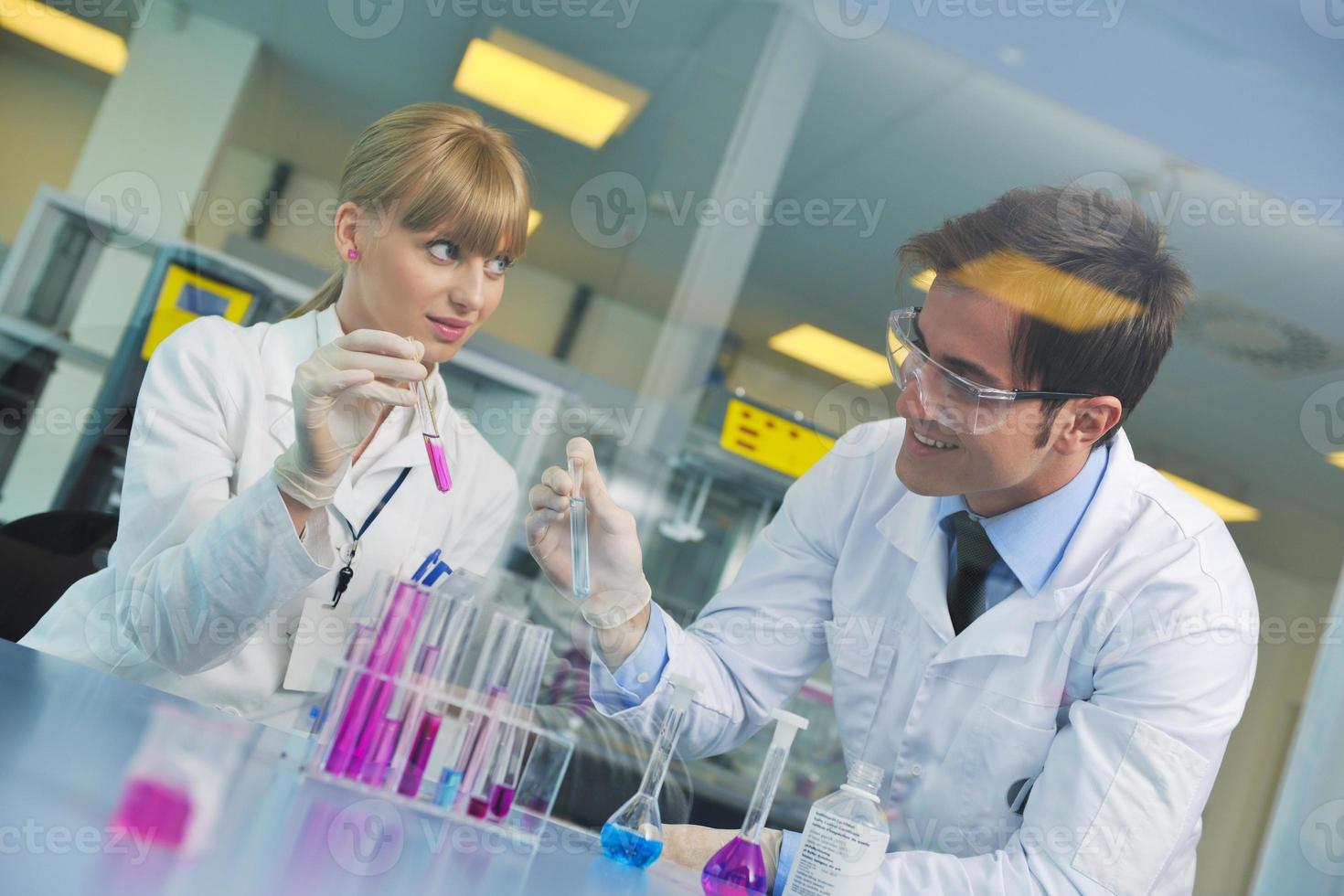 gente de ciencia en laboratorio brillante foto