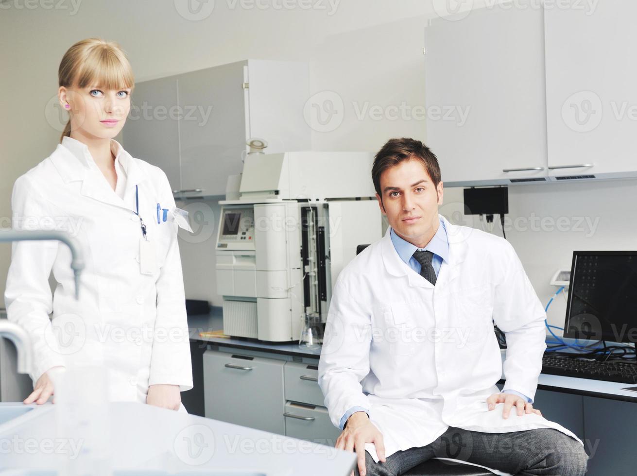 gente de ciencia en laboratorio brillante foto