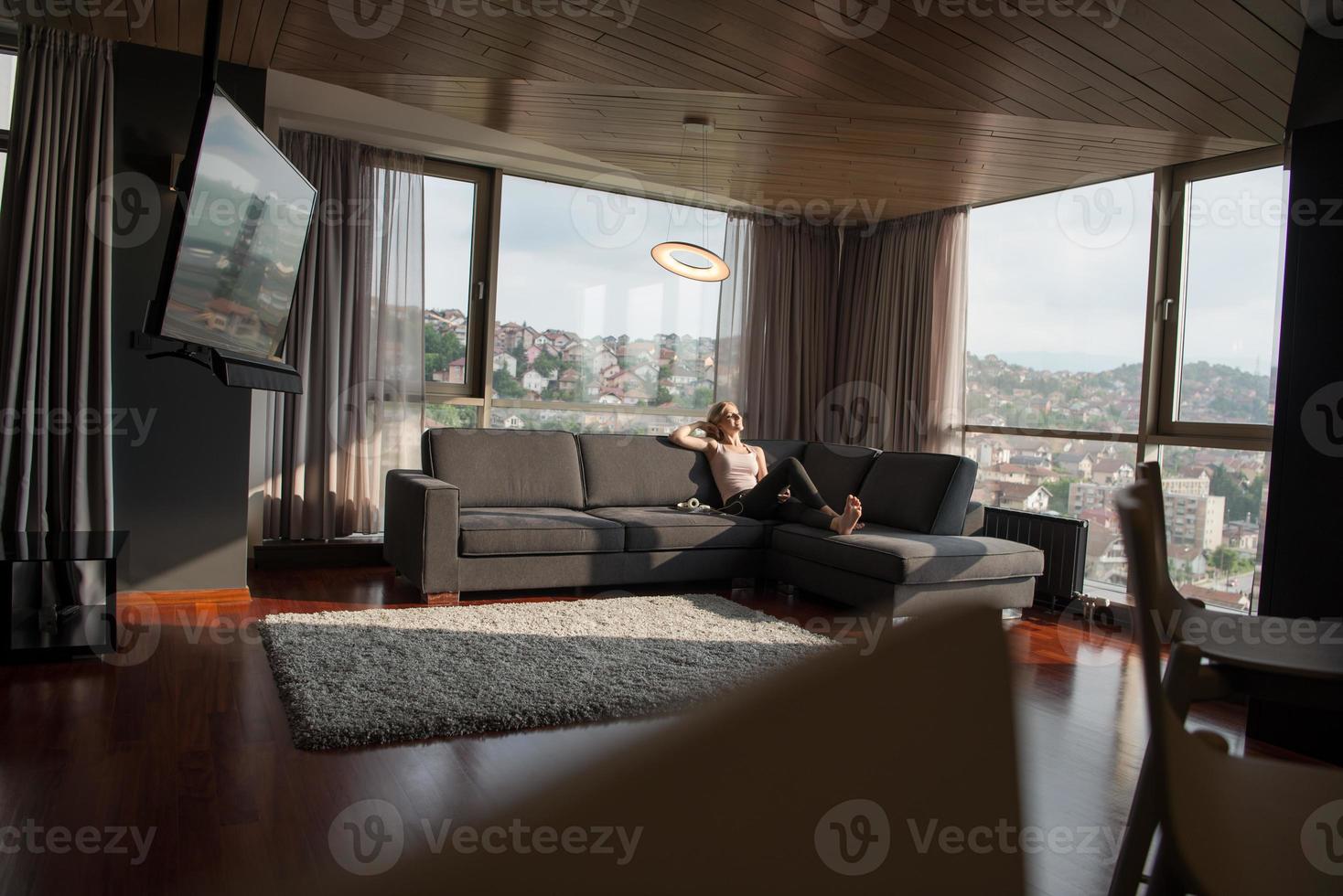 mujer usando tableta en hermoso apartamento foto