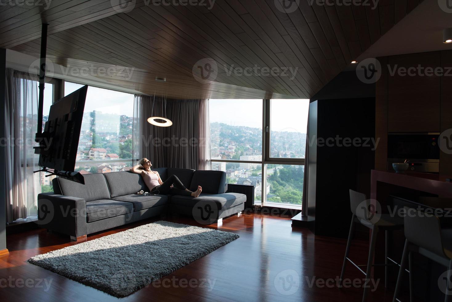 mujer usando tableta en hermoso apartamento foto