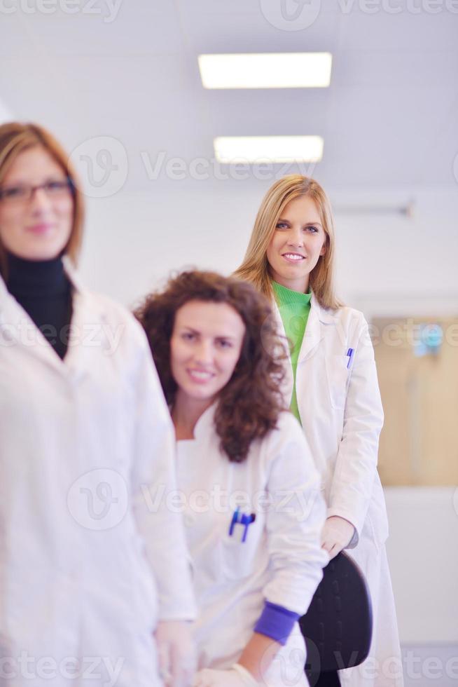 científicos que trabajan en el laboratorio foto