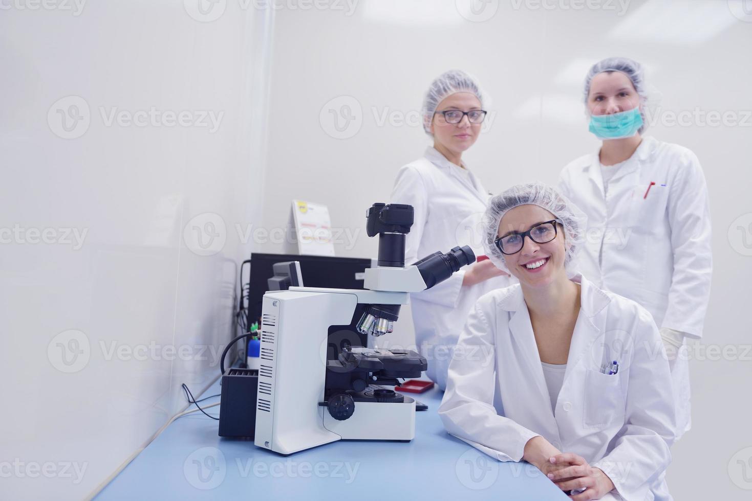 científicos que trabajan en el laboratorio foto