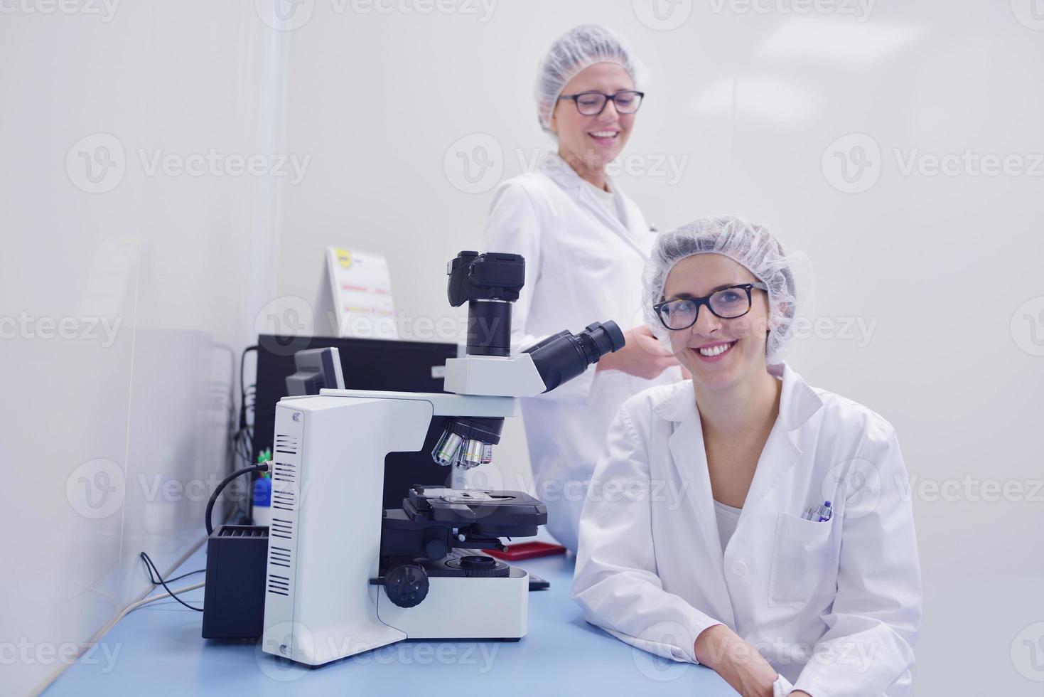 científicos que trabajan en el laboratorio foto