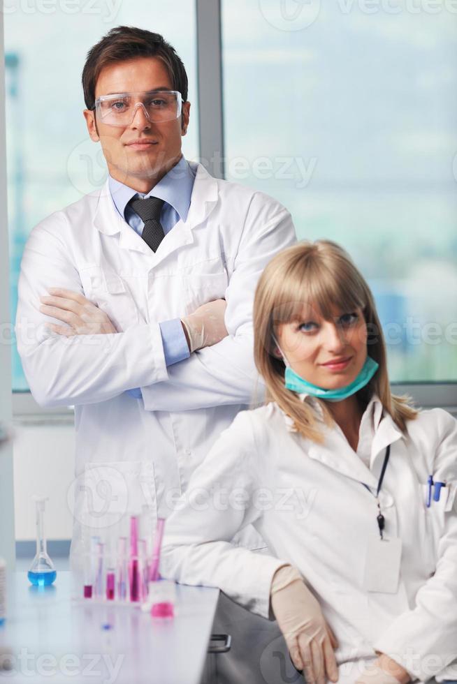 gente de ciencia en laboratorio brillante foto