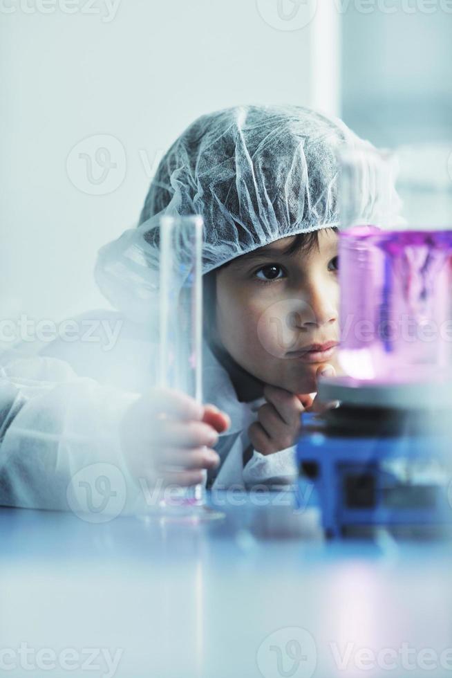 pequeño científico infantil en laboratorio foto