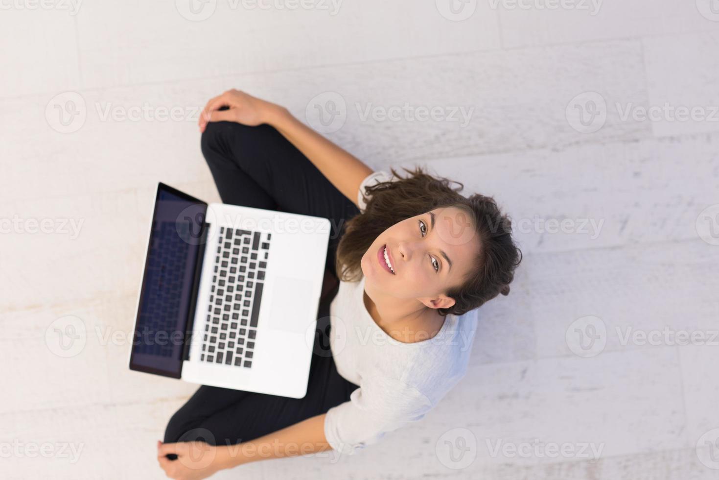 women using laptop computer on the floor top view 10389991 Stock Photo