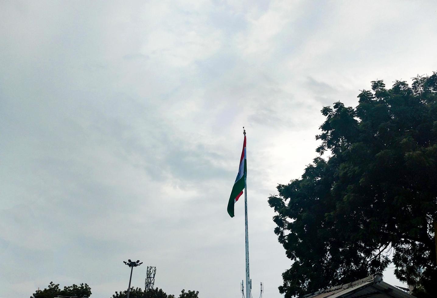 ondeando la bandera de la india en el cielo azul foto