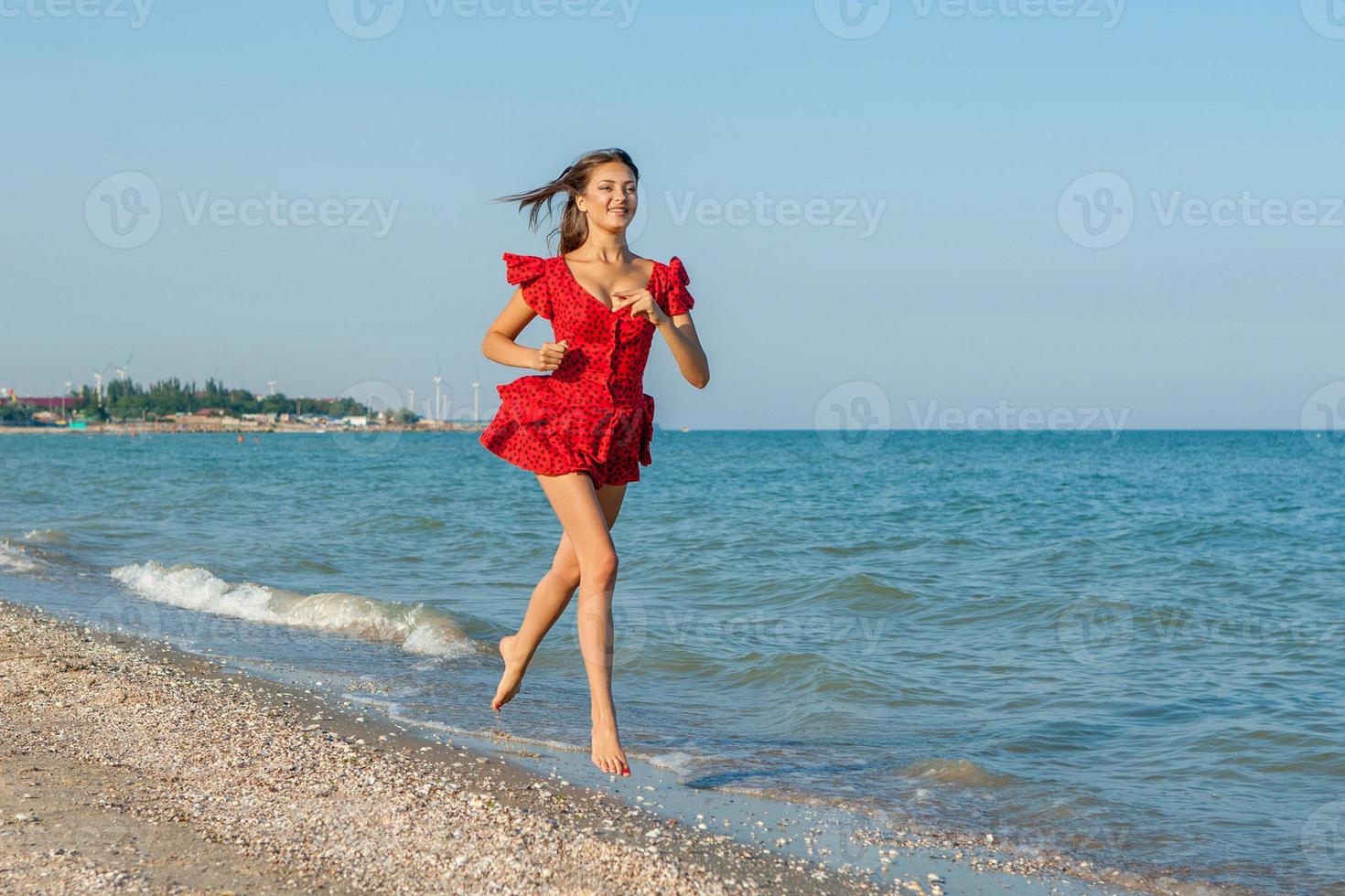 mujer joven corre en el mar foto