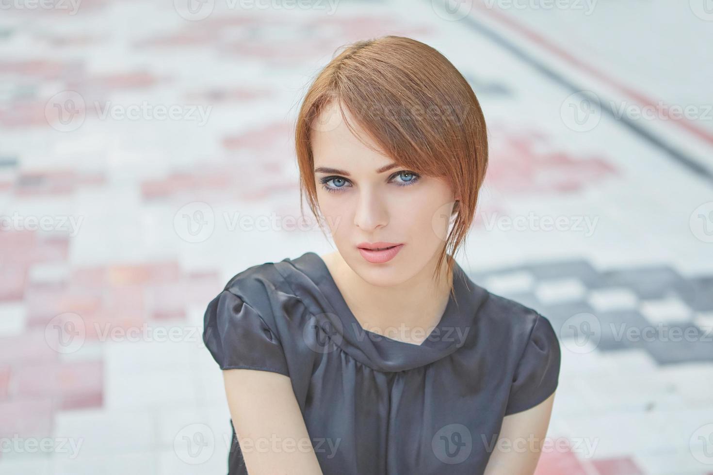 hermosa joven al aire libre. foto