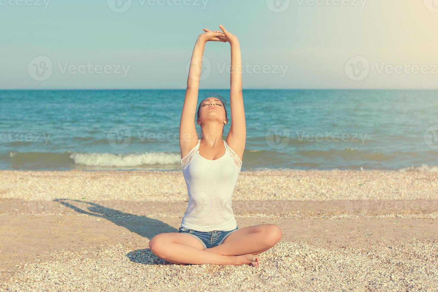 mujer joven practicando yoga foto