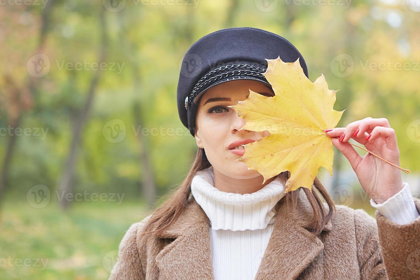 hermosa mujer gentil en el parque de otoño foto